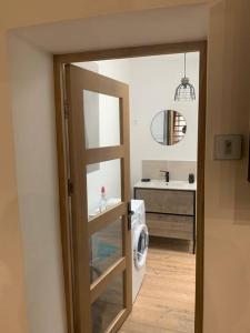 a bathroom with a washing machine and a sink at Maison centre-ville Cambrai in Cambrai
