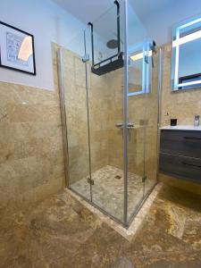 una doccia con porta in vetro e lavandino di FeWo Max Nähe HUK, neu eingerichtet und renoviert a Coburg