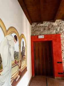 Residence Al Castello في ترينتو: لوحة لامرأة تطل من النافذة