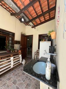 baño con lavabo en una habitación en Casa com suíte en Blumenau