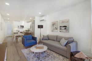 シアトルにあるGorgeous NEW Townhome on Capitol Hill, Close to Everything!のリビングルーム(ソファ、テーブル付)