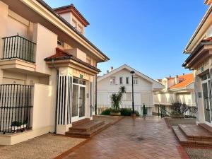 an empty courtyard of a house with a fence at Somo Apto Recién Reformado a 50 m de la playa in Somo