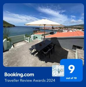 奧爾塔的住宿－Mar Rosa - Terraço Vista Praia，天井上配有带遮阳伞的黑桌