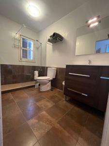 een badkamer met toilet en wastafel bij Casa Lucia in Puerto del Carmen