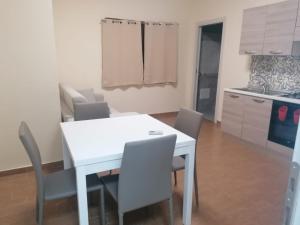 卡普多蘭多的住宿－My dream，厨房里设有白色的餐桌和椅子