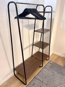 a black iron bunk bed with three tiers at Tunnel Apartment - Nordbahntrasse, Kontaktloser Self-Check-in, Netflix in Wuppertal