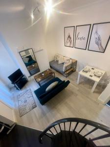 een woonkamer met een bank en een tafel bij Self Contained 1 Bedroom Duplex in Leicester