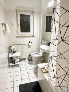 Tunnel Apartment - Nordbahntrasse, Kontaktloser Self-Check-in, Netflix tesisinde bir banyo