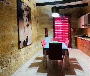 - une cuisine avec une table et des chaises dans la chambre dans l'établissement Authentic House of Character, à Il-Birgu