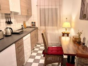 A kitchen or kitchenette at Tunnel Apartment - Nordbahntrasse, Kontaktloser Self-Check-in, Netflix