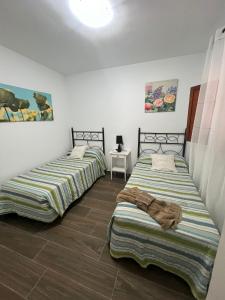 dos camas sentadas una al lado de la otra en una habitación en Casa Lucia, en Puerto del Carmen