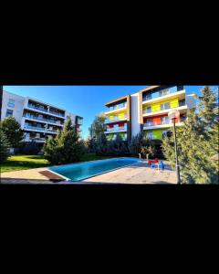 奥托佩尼Mathias Airport Residences & Therme-Self Check-in的一座前面有游泳池的大楼