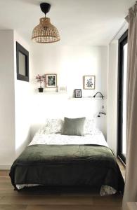 1 dormitorio con 1 cama en una habitación blanca en Duplex nueva construcción en Málaga-Centro en Málaga