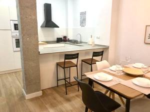 uma cozinha e sala de jantar com mesa e cadeiras em Duplex nueva construcción en Málaga-Centro em Málaga