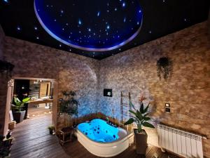 クラクフにあるApartament z jacuzzi Krakówの星天井の客室にはバスタブが付いています。