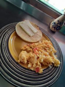 un plato de comida con huevos y una tortilla en Hostal La Pola, en Santa Fe de Antioquia
