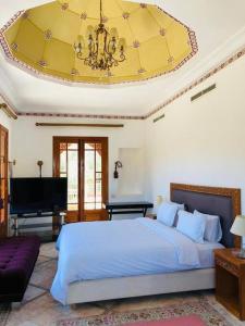 Giường trong phòng chung tại Villa de Luxe avec piscine privée