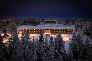 budynek pokryty śniegiem w nocy w obiekcie Hotellet i Jörn AB w mieście Jörn