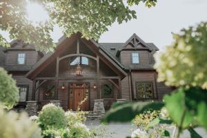 uma grande casa de madeira com uma porta da frente em Oak Haven On Leech Lake em Cass Lake