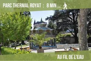 una imagen de un gran edificio en un parque en La Bougnate Proche des Thermes Royat/Chamalières, en Chamalières