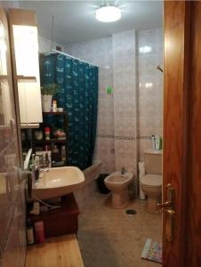 a bathroom with a sink and a toilet and a shower at Habitación privada, siéntete como en tu casa in Manzanares el Real