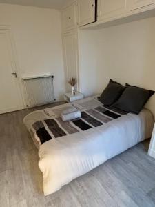 1 cama blanca grande en una habitación con en Appartement situé dans le 9ème arrondissement, à deux pas du Sacré-Coeur, en París