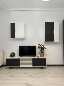sala de estar con TV en una mesa en Villa Sol, en Ávila