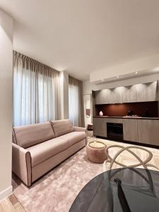 un soggiorno con divano e tavolo di YLS Luxury Suites 2 a Milano