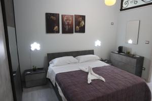 un dormitorio con una cama con un animal de peluche en Ripa Alta Room's, en Cerignola