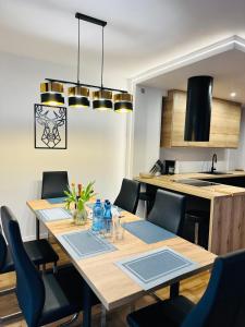 - une salle à manger avec une table et des chaises dans l'établissement Apartament u Heleny, à Sosnówka