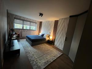Schlafzimmer mit einem Bett, einem Tisch und einem Fenster in der Unterkunft Lou&Hans in Aalst