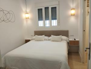 Un pat sau paturi într-o cameră la Apartamento 2 Habitaciones Sanlúcar la Mayor N-431 Sevilla-Huelva