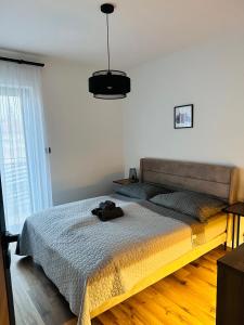 Un dormitorio con una cama con un sombrero encima. en Apartament u Heleny, en Sosnówka