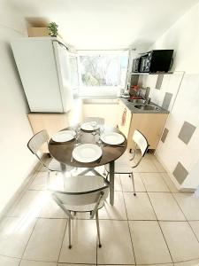 uma cozinha com uma mesa e cadeiras numa cozinha em Hotes'Octon em Octon