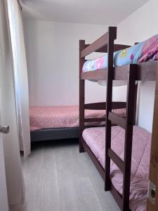 カルデラにあるCasa Playa Loretoの二段ベッド2組とはしごが備わる二段ベッド付きの客室です。