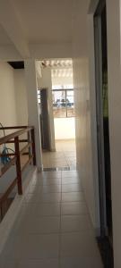 un couloir vide avec vue sur une pièce dans l'établissement Casa 21A, à Salvador
