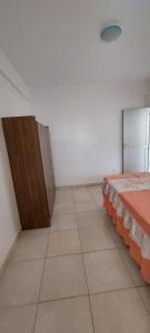 une chambre avec un lit, une table et une armoire dans l'établissement Casa 21A, à Salvador