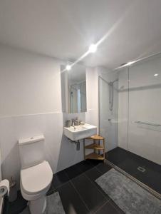 een badkamer met een toilet, een wastafel en een douche bij Breathtaking views of Yarra River and City skyline with Free parking Gym access in Melbourne