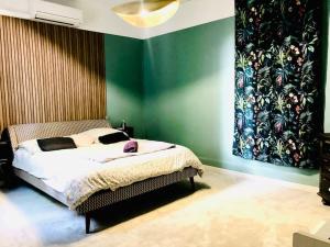 Ένα ή περισσότερα κρεβάτια σε δωμάτιο στο Maison de Maître avec grande terrasse au Centre-Ville