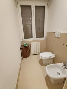łazienka z toaletą i umywalką w obiekcie Casa di Ale w Weronie
