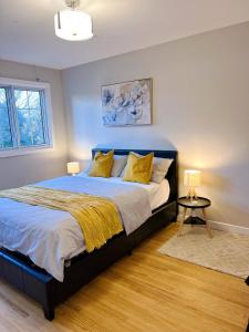 um quarto com uma cama grande e almofadas amarelas em 南岸学区独栋，位置方便，周围安静，距DT15分钟 em Longueuil