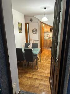 comedor con mesa y sillas en Aguglia house citra: 011024-LT-0485, en Riomaggiore