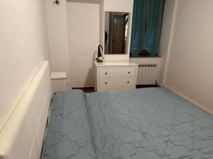 Dormitorio pequeño con cama y bañera en Aguglia house citra: 011024-LT-0485 en Riomaggiore