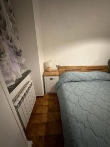 Habitación pequeña con cama y mesita de noche en Aguglia house citra: 011024-LT-0485, en Riomaggiore