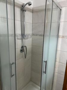y baño con ducha y puerta de cristal. en Aguglia house citra: 011024-LT-0485 en Riomaggiore