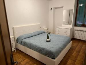 Un dormitorio con una cama con un pato. en Aguglia house citra: 011024-LT-0485, en Riomaggiore