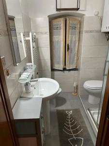 y baño con lavabo y aseo. en Aguglia house citra: 011024-LT-0485 en Riomaggiore