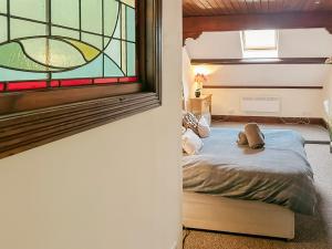 1 dormitorio con cama y ventana en 4-bed penthouse - Old Converted Church - FREE Parking en Pontypool