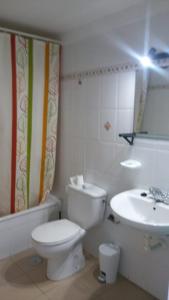 バハマルにあるLa Playaのバスルーム(トイレ、洗面台付)