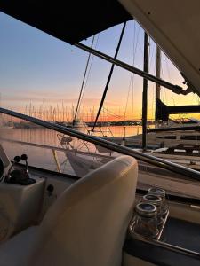 una barca con sedie e vista sul porto di Maser II ( Excelente Mini Yate ) a Valencia